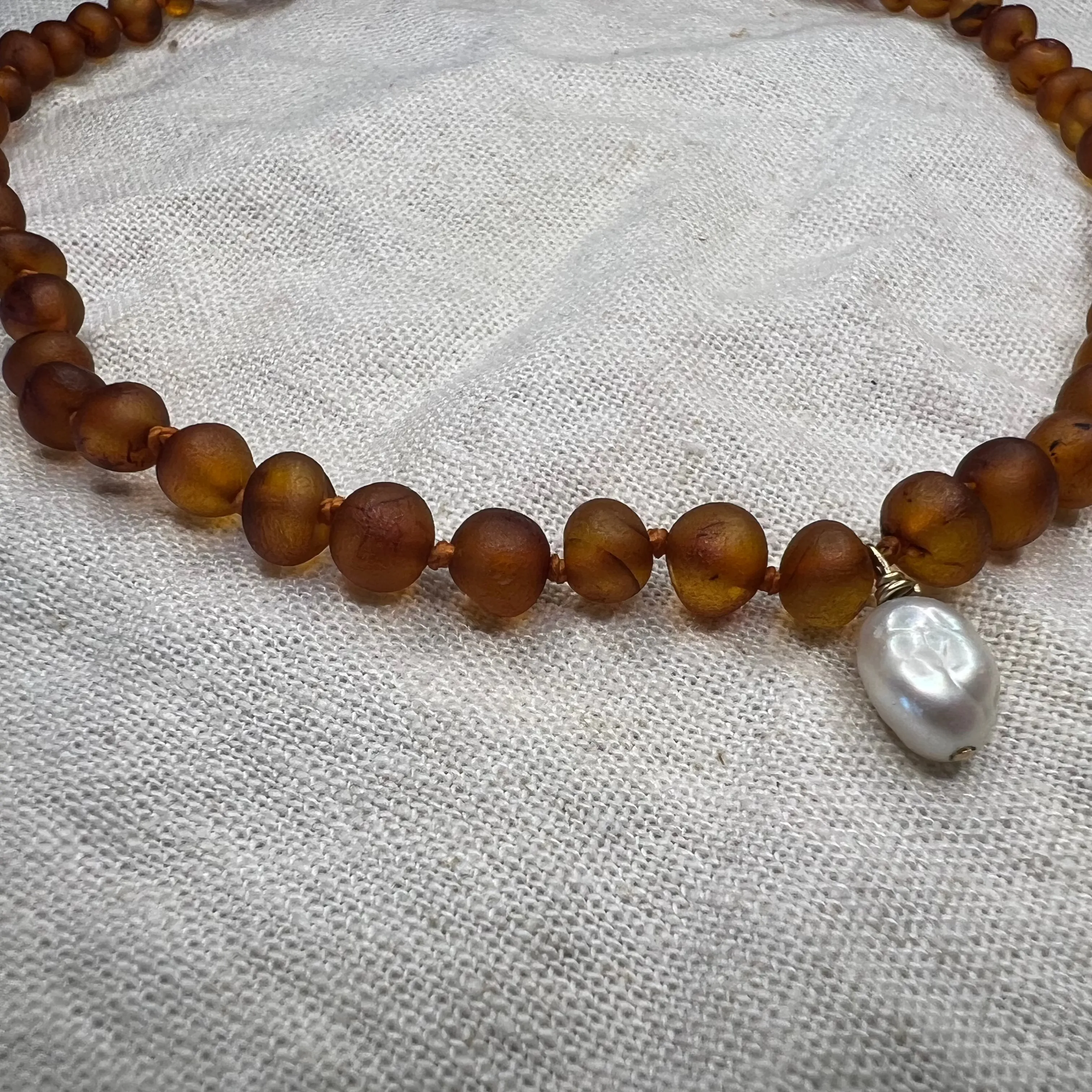 the amber necklace - solid gold